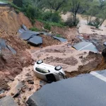 BR-470 é interditada devido à abertura de cratera e acidente com veículo que caiu no local