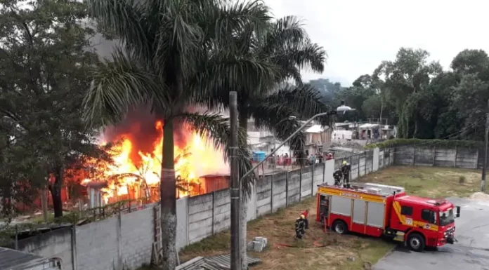 Incêndio destruiu três casas no Brejaru, em Palhoça