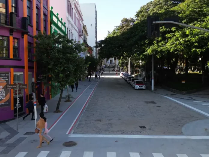 Rua Arcipreste Paiva, em Florianópolis, é revitalizada e reaberta ao tráfego