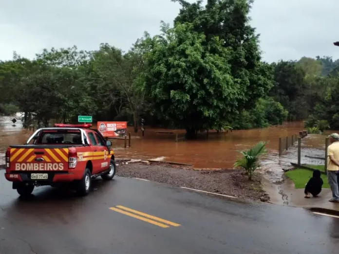 Alagamentos por causa do excesso de chuva no Oeste de SC