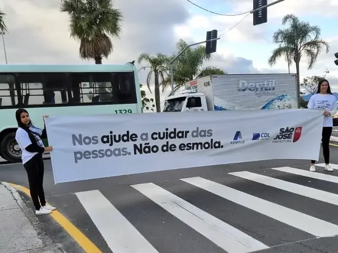 “Não dê esmolas”: campanha em São José destaca importância da Assistência Social