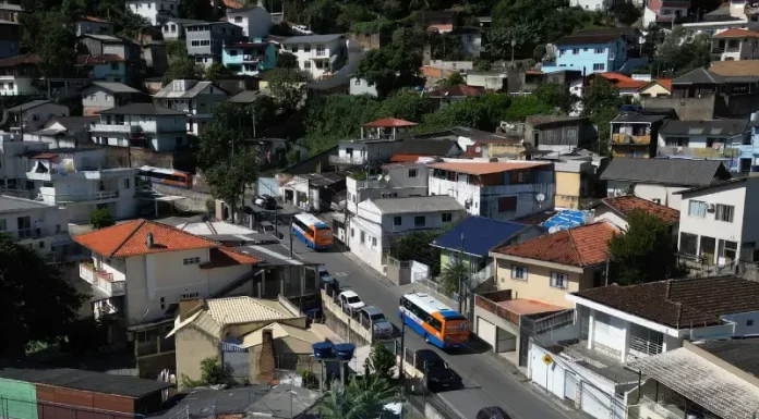 ônibus das linhas Formiguinha cruzam os morros da área central de Florianópolis