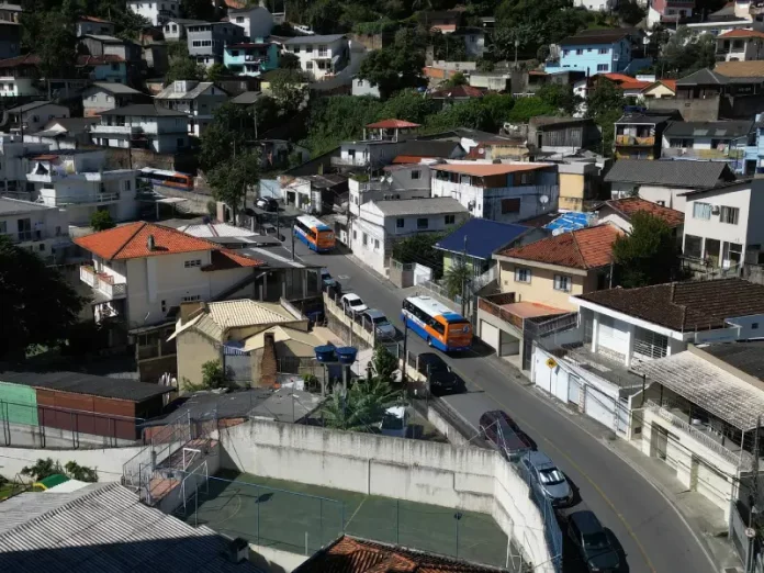 ônibus das linhas Formiguinha cruzam os morros da área central de Florianópolis