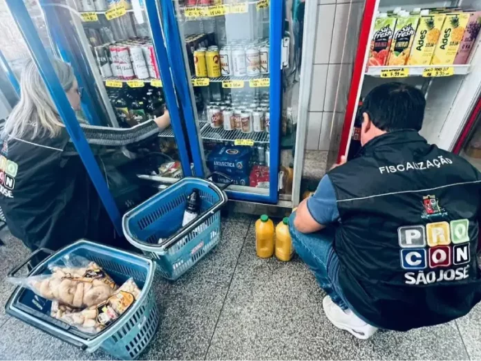 Procon de São José faz novas apreensões de produtos vencidos em supermercado