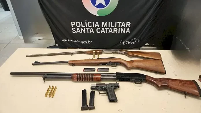 Quatro armas de fogo são apreendidas e um homem é detido em Florianópolis