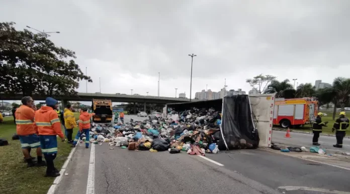 Acidente com tombamento de caminhão de lixo ocorre pela 3ª vez no mesmo local