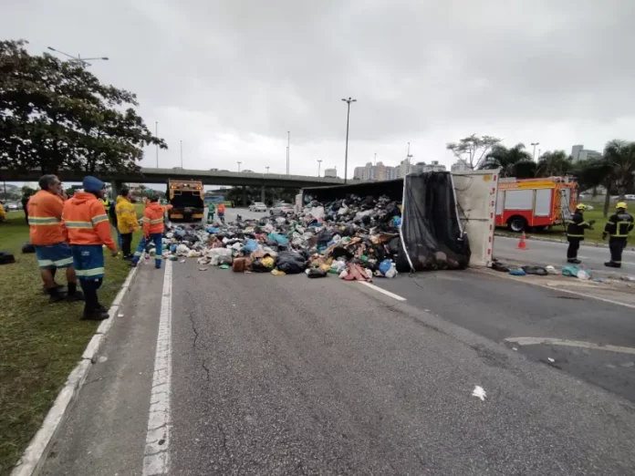 Acidente com tombamento de caminhão de lixo ocorre pela 3ª vez no mesmo local