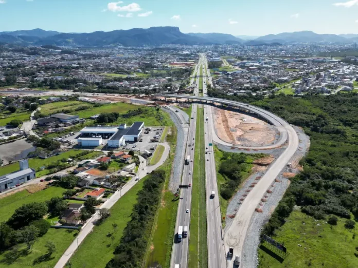 Entroncamento do Contorno Viário com a BR-101 em Palhoça