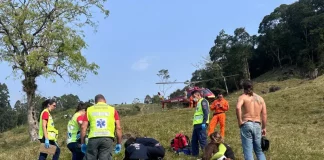 Mulher é socorrida após cair de parapente em Santo Amaro da Imperatriz