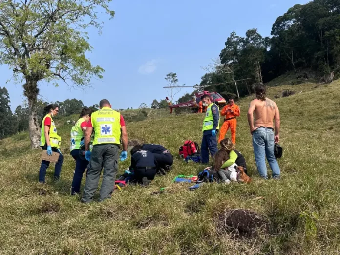 Mulher é socorrida após cair de parapente em Santo Amaro da Imperatriz