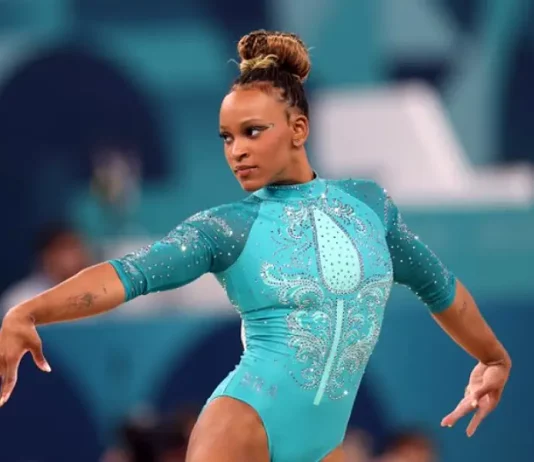 Rebeca Andrade celebra a conquista do ouro no solo individual nas Olimpíadas de Paris