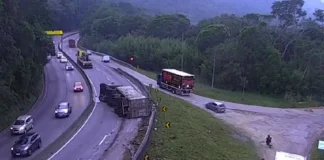 Carreta tomba e prejudica trânsito no Morro dos Cavalos